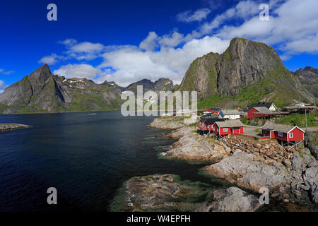 Tradizionale in rosso colorato pesca norvegese case, Isole Lofoten in Norvegia settentrionale Foto Stock