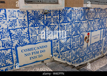 Macao - 22 Aprile 2019 : Parete piastrelle decorative in stile Portoghese. Bianco e blu pattern Foto Stock