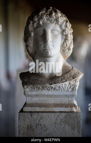 Un marmo scolpito il busto di Alessandro il Grande nella Stoa di Attalos nell'Antica Agorà di Atene, Grecia. Foto Stock