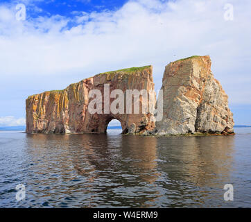 Perce Rock visto dal mare, Oceano Atlantico, Quebec, Canada Foto Stock