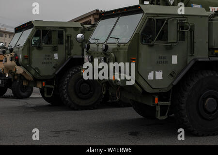 Veicoli tattici con Marine Wing Support Squadron (MWSS) 171 preparare per la partenza di esercitare Eagle ira 19 al Marine Corps Air Station Iwakuni, Giappone, luglio 9, 2019. Eagle ira è un annuale esercizio di formazione condotte da MWSS-171 a bracci combinato Training Center Camp Fuji, Giappone, progettato per aumentare squadron proficiency in avanti di un ambiente operativo e di pratica per il mondo reale missioni di emergenza. (U.S. Marine Corps foto di Cpl. Seth Rosenberg) Foto Stock