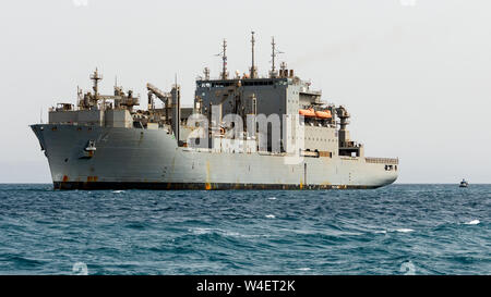 190714-N-DX868-1223 Golfo di Tadjoura (Luglio 14, 2019) intrepida Motovedette dalla costiera squadrone fluviale (CRS) 1 escort USNS Cesar Chavez (T-AKE-14) attraverso il Golfo di Tadjoura. CRS-1 è distribuita con combinate Task Group 68,6 a Camp Lemonnier, Gibuti. (U.S. Navy foto di Hospital Corpsman 1a classe Kenji Shiroma/rilasciato) Foto Stock