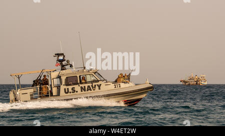 190714-N-DX868-1079 Golfo di Tadjoura (Luglio 14, 2019) marinai provenienti da zone costiere squadrone fluviale (CRS) 1 caricare un M240B mitragliatrice durante una pattuglia nel Golfo di Tadjoura, Gibuti. CRS-1 è distribuita con combinate Task Group 68,6 a Camp Lemonnier, Gibuti. (U.S. Navy foto di Hospital Corpsman 1a classe Kenji Shiroma/rilasciato) Foto Stock