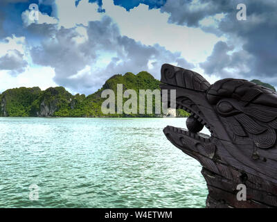 Close up di un drago intagliare sulla prua di un tour in barca a Halong Bay Foto Stock