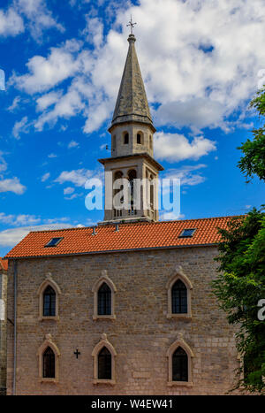 Vista sulla chiesa della Santa Trinità nel medioevo Budva Old Town con cielo velato in background in Montenegro, Balcani Foto Stock