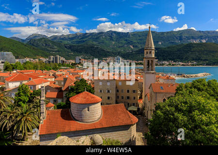 Vista aerea di Budva Old Town dalla Cittadella con la chiesa della Santa Trinità e del Mare Adriatico in background in Montenegro, Balcani in una giornata di sole Foto Stock