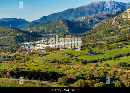 Ubrique, Cadice. Questo villaggio è parte del pueblos blancos, villaggi bianchi, nel sud della Spagna Andalusia regione, e ricorda il passato arabo Foto Stock