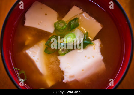 Zuppa di miso con tofu di seta e cipolline fresche Foto Stock