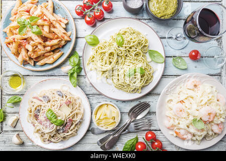 Concetti di cibo italiano. Tavolo con diversi piatti di pasta con diversi  tipi di sugo e focaccia, vista dall'alto Foto stock - Alamy