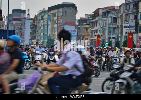 Strada trafficata di Hanoi, riempiti con i motocicli nella città vecchia. Foto Stock