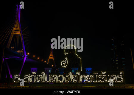 Samutprakan, thailandia - jun, 2019 : Il Grand Re Bhumibol ponte in Twilight, Bangkok, Thailandia. Foto Stock