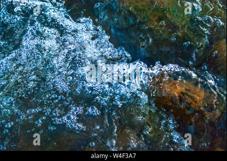 Whitewater, schizzi di fiume che scorre sulle rocce ad elevata corrente. Foto Stock