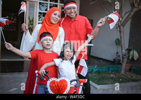 Famiglia decorazione di bicicletta con la bandiera e la prua per indonesia giorno di indipendenza Foto Stock