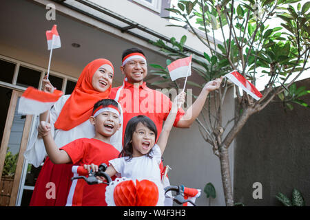 Famiglia decorazione di bicicletta con la bandiera e la prua per indonesia giorno di indipendenza Foto Stock