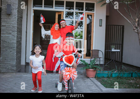 Giorno di indipendenza di festa con la famiglia a casa Foto Stock