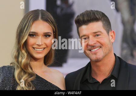 Los Angeles, Stati Uniti d'America. 22 Luglio, 2019. Aprile amore Geary, Robin Thicke su Sony Pictures' 'Una volta.in Hollywood' Premiere Mondiale tenutasi presso la leva TCL Chinese Theatre di Los Angeles, Stati Uniti d'America, 22 luglio 2019. Photo credit: Giuseppe Martinez/PictureLux Tutti i diritti riservati Credit: PictureLux/Hollywood Archive/Alamy Live News Foto Stock