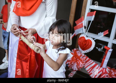 Famiglia decorare la loro casa per indonesia giorno di indipendenza Foto Stock