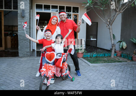 Famiglia decorazione di bicicletta con la bandiera e la prua per indonesia giorno di indipendenza Foto Stock