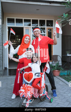 Famiglia decorazione di bicicletta con la bandiera e la prua per indonesia giorno di indipendenza Foto Stock