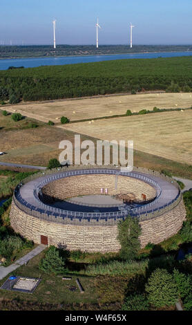 23 luglio 2019, il Land Brandeburgo, Raddusch: Vista del castello di Slavi in Spreewald (vista aerea con un drone). Nel Medioevo, in 9th/decimo secolo, Lusazia inferiore sul bordo occidentale della Spreewald era coperta da una fitta rete di piccole a forma di anello complessi del castello. Uno di questi castelli slavi si trova oggi ricostruita a Raddusch. La slava Raddusch Castle è un tipico lousitz monumento e ci ricorda di una cultura che è in gran parte scomparsa oggi. Dal 2003, l'associazione Slawenburg Raddusch e.V. è stata il funzionamento della intera struttura a nome dell'agenzia d'esecuzione, la città o Foto Stock