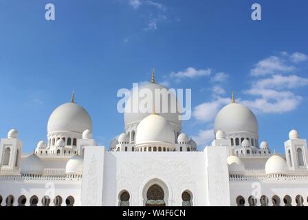 Varie cupole di Sheikh Zayed Grande Moschea di Abu Dhabi, Emirati arabi uniti Foto Stock