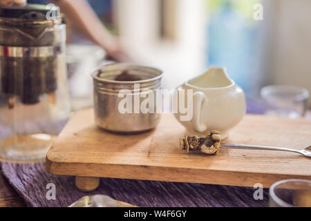 Bear cucchiaio, tazza di tè, teiera e zucchero Foto Stock