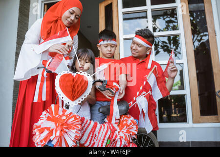 Famiglia decorazione di bicicletta con la bandiera e la prua per indonesia giorno di indipendenza Foto Stock