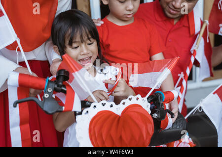 Famiglia asiatica decorare insieme per bicicletta Foto Stock