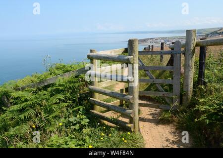 Un di legno kissing gate sulla costa Ceredigion traiettoria vicino Aberaeron Galles Cymru REGNO UNITO Foto Stock