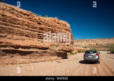 SUV a Jurassic arenaria scogliera vicino a Little Finland area, Gold Butte National Monument, Mojave Desert, Nevada, USA Foto Stock