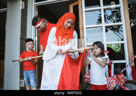 Famiglia decorare la loro casa per indonesia giorno di indipendenza Foto Stock