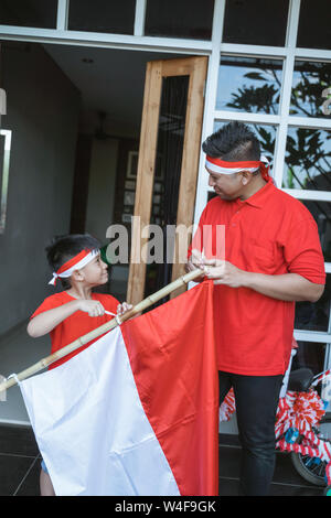 Famiglia decorare la loro casa per indonesia giorno di indipendenza Foto Stock