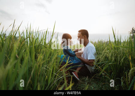 Figlia e padre di incollaggio gustare all'aperto Foto Stock