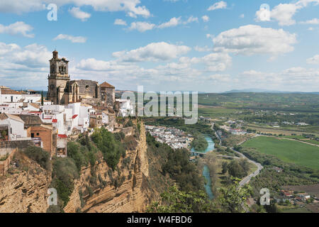 Vista aerea di Arcos de la Frontera con Santa Maria la Chiesa parrocchiale - La provincia di Cadiz Cadice, Andalusia, Spagna Foto Stock