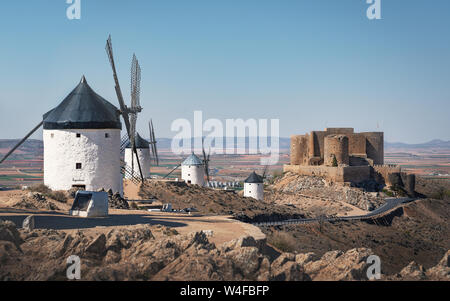 Vista panoramica di Consuegra mulini a vento e il castello - Toledo, Castila La Macha, Spagna Foto Stock