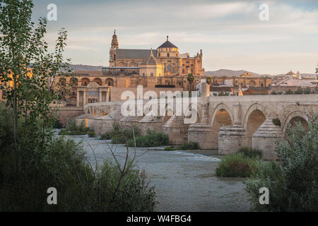 Cordoba skyline di sunrise con il vecchio ponte romano e la moschea-cattedrale di Cordoba, Andalusia, Spagna Foto Stock