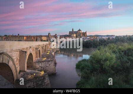 Cordoba skyline di sunrise con il vecchio ponte romano e la moschea-cattedrale di Cordoba, Andalusia, Spagna Foto Stock