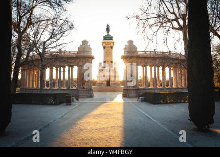 Il re Alfonso XII monumento di El Retiro Park - Madrid, Spagna Foto Stock