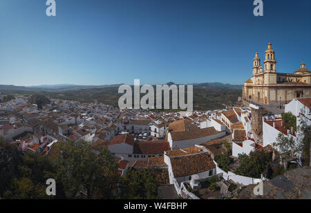 Panoramica vista aerea della città di Olvera e Cattedrale - Olvera, la provincia di Cadiz Cadice, Andalusia, Spagna Foto Stock
