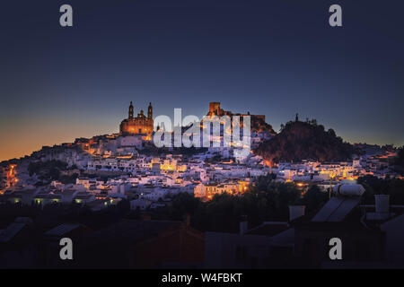 Olvera city con il castello e la Cattedrale di notte - Olvera, la provincia di Cadiz Cadice, Andalusia, Spagna Foto Stock
