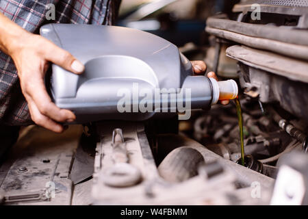 Autofficine sostituzione olio motore Foto Stock