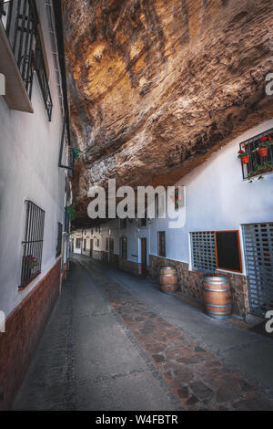 Case costruite nella roccia a Cuevas de la Sombra Street - a Setenil de las Bodegas, la provincia di Cadiz Cadice, Andalusia, Spagna Foto Stock