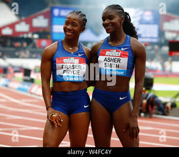 Londra, Inghilterra. 21 LUGLIO: Shelly Ann Fraser-Pryce (JAM) vincitore della 100m donne -Final e Dina Her-Smith (GBR) durante il giorno due di IAAF Diamond League Foto Stock