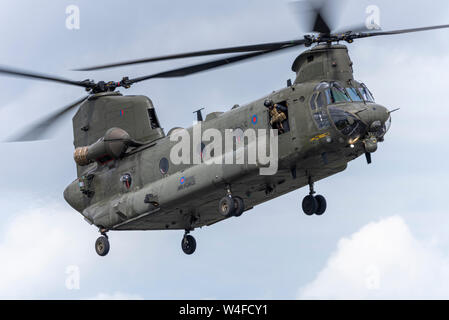 Elicottero Royal Air Force RAF Boeing Chinook in volo al Royal International Air Tattoo Airshow, RAF Fairford, Regno Unito. Rotore doppio Foto Stock