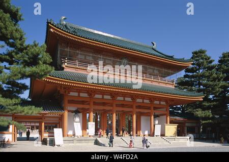 Giappone, Honshu, Kyoto, Santuario Heian Heian aka-jingu, il cancello principale Foto Stock