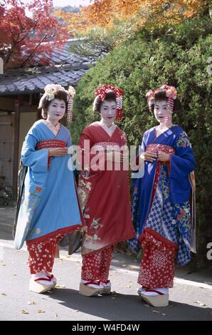 Giappone, Honshu, Kyoto, quartiere di Gion, tre ragazze vestite come Geisha indossare il kimono Foto Stock