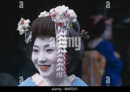 Giappone, Honshu, Kyoto, quartiere di Gion, ragazza vestita come Geisha indossare il kimono Foto Stock