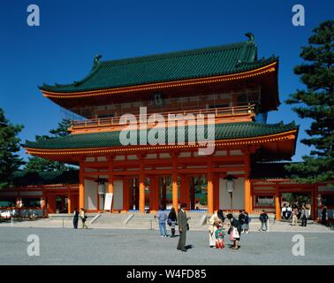 Giappone, Honshu, Kyoto, Santuario Heian Heian aka-jingu, il cancello principale Foto Stock