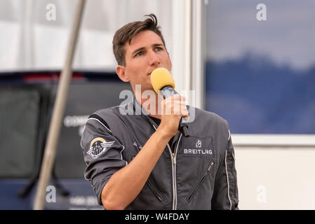 Alexandre RASQUIER commentatore del Breitling Jet Team al Royal International Air Tattoo Airshow, RAF Fairford, Regno Unito. Commentando Foto Stock