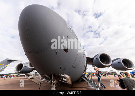 Boeing C-17 della United States Air Force al Royal International Air Tattoo Airshow, RAF Fairford, Regno Unito. Persone che salgono a bordo. Famiglia. Bambino Foto Stock